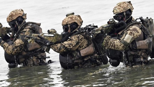 嗨，你戴頭盔可真帥